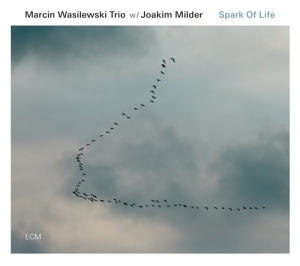 Marcin Wasilewski Trio W/Joakim Mil - Spark Of Life i gruppen VI TIPSER / Klassiska lablar / ECM Records hos Bengans Skivbutik AB (1131056)