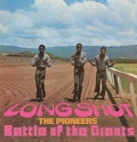 Pioneers - Long Shot / Battle Of The Giants: E i gruppen CD hos Bengans Skivbutik AB (3307740)