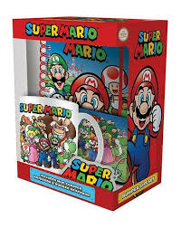 Mugg - Super Mario Evergreen Premium Gift Set (A5 Notebook. Mug. Coaster & Keychain) i gruppen MERCHANDISE / Accessoarer / Film-Musikkkal hos Bengans Skivbutik AB (3835694)