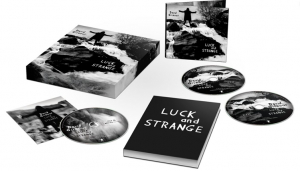 Gilmour David - Luck And Strange (Deluxe 2Cd+Bd Set) i gruppen VI TIPSER / Fredagsutgivelser / Fredag den 6:e september 2024 hos Bengans Skivbutik AB (5556352)