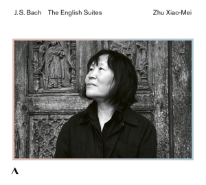 Zhu Xiao-Mei - J. S. Bach: The English Suites i gruppen VI TIPSER / Fredagsutgivelser / Fredag den 4:e oktober 2024 hos Bengans Skivbutik AB (5562621)