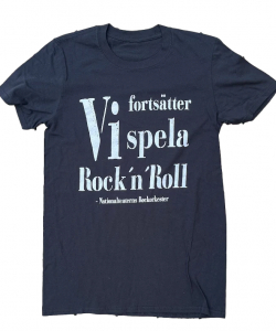 Nationalteatern - Vi Fortsätter Spela i gruppen MERCHANDISE / T-shirt / Pop-Rock hos Bengans Skivbutik AB (5568727r)