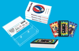 Grateful Dead - Grateful Dead Cassette Playing Cards i gruppen VI TIPSER / Fredagsutgivelser /  hos Bengans Skivbutik AB (5569325)