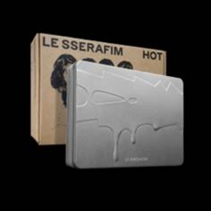 Le Sserafim - Hot (Tin Case Ver.) i gruppen Minishops / K-Pop Minishops / LE SSERAFIM hos Bengans Skivbutik AB (5587829)