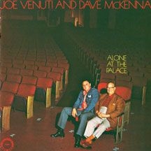 Venuti Joe & Dave Mckenna - Alone At The Palace i gruppen CD hos Bengans Skivbutik AB (2370118)